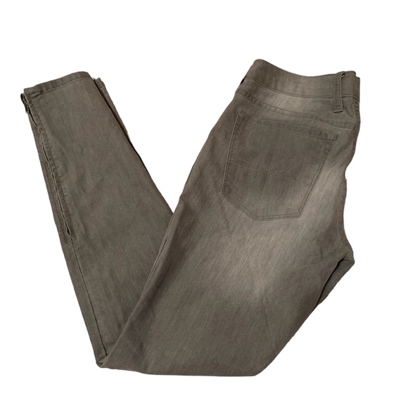 NWOT Lucky Brand Charlie Super Skinny. Size 4/27. Light gray. - Picture 3 of 12